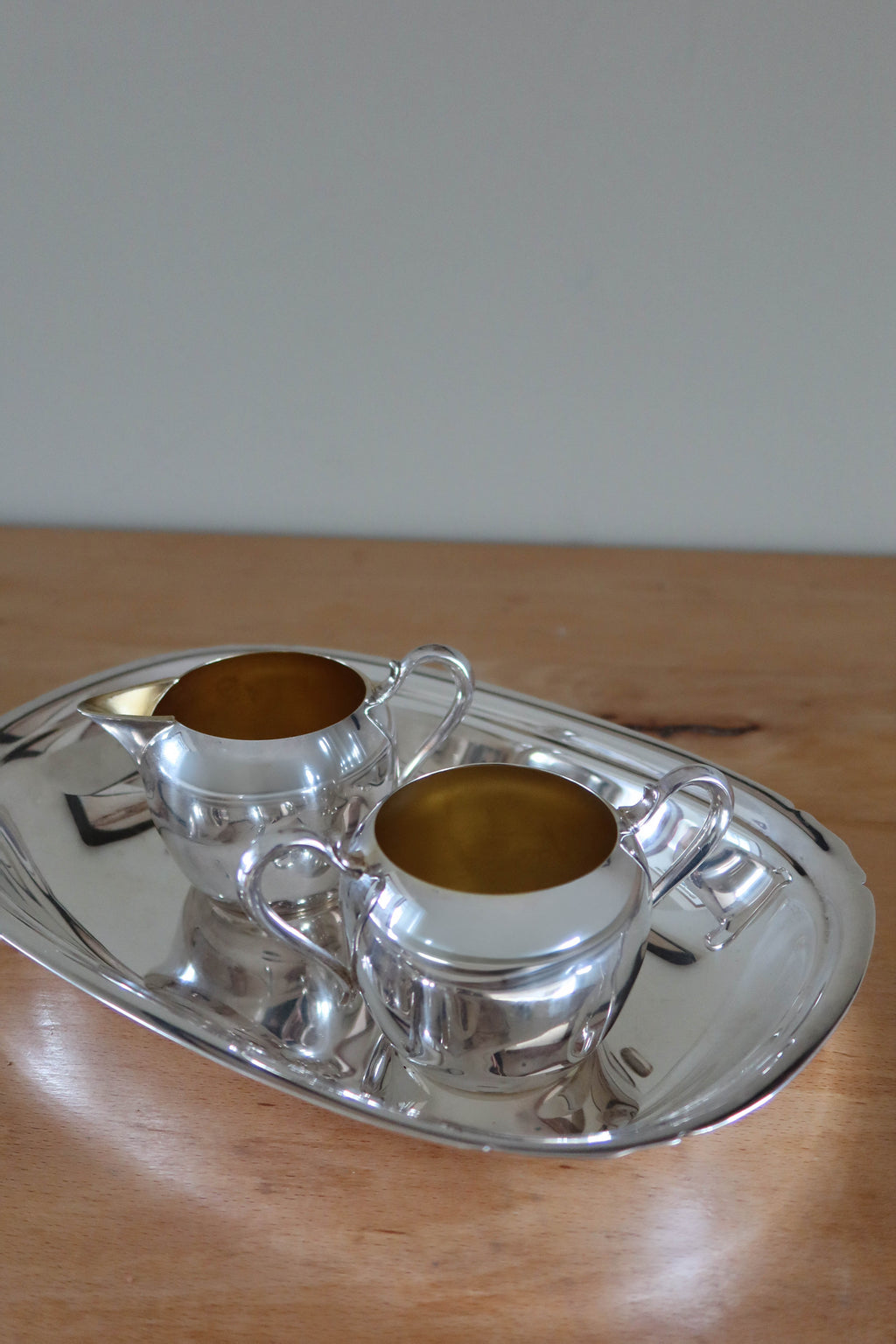 Oval tray, sugar bowl and cream pitcher (1940s-1950s)